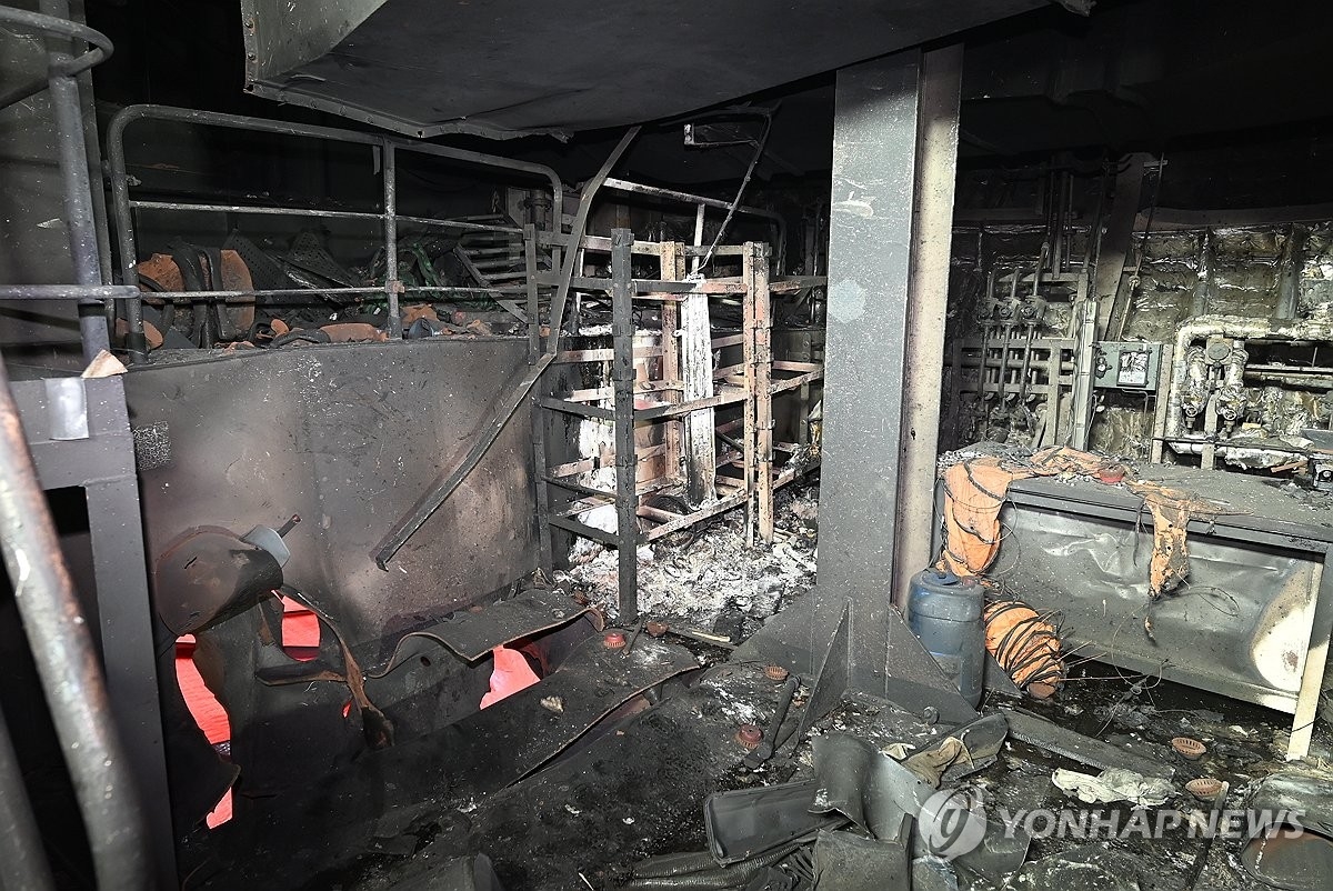 \"先月4日、ホルムズ海峡で起きた韓国船の火災は不明飛行体による攻撃が原因だと政府は明らかにした。外交部は10日にこの政府合同調査結果を公表し、現地調査団が記録した写真を公開した。写真は被撃されたナムホの火災現場の様子。外交部提供\"
