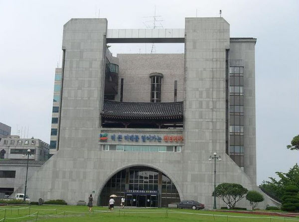 \"全州市庁の全景\"