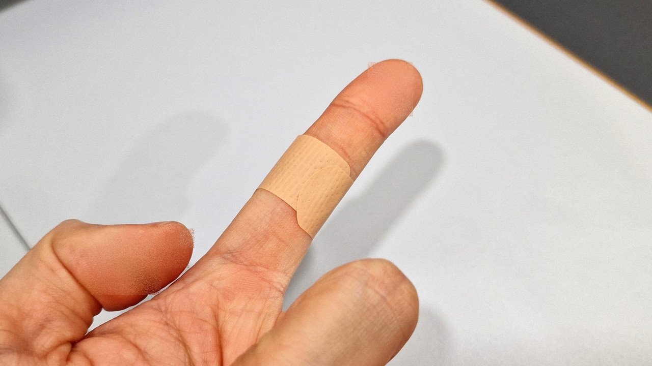 \"関節に貼った絆創膏の問題を示す写真\"