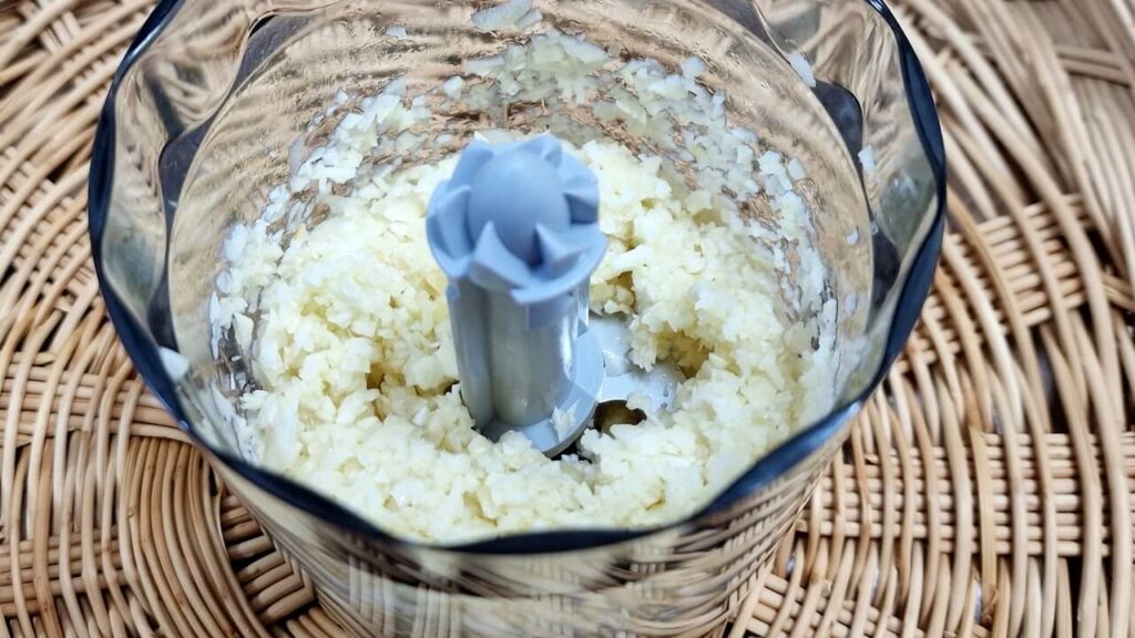 \"料理に使う刻みニンニク\"