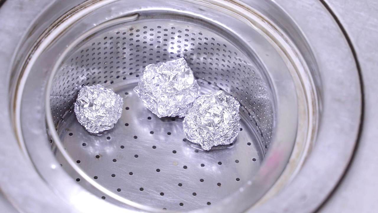 \"排水口のアルミホイルボール掃除\"