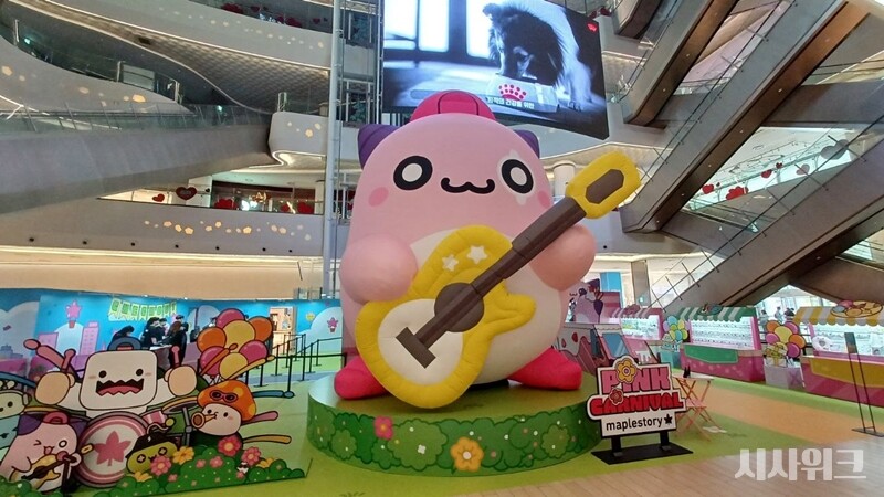 \"ロッテワールドモール1階のアトリウム広場にはポップアップストア「ピンクカーニバル」が設置され、『メイプルストーリー』のグッズ販売イベントが行われた。