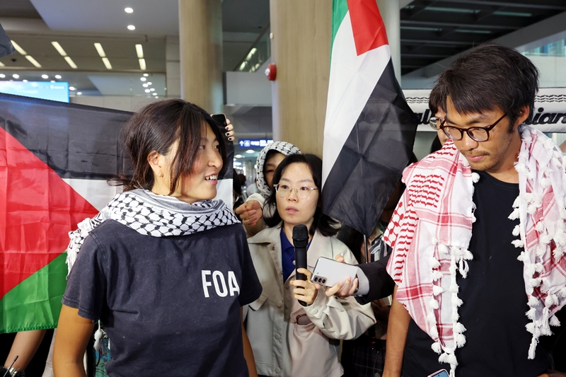 イスラエル軍に拿捕されて解放された韓国人活動家キム・アヒョン（活動名：ヘチョ）さんとキム・ドンヒョンさんが22日午前仁川国際空港第1ターミナル到着ロビーに帰国している。