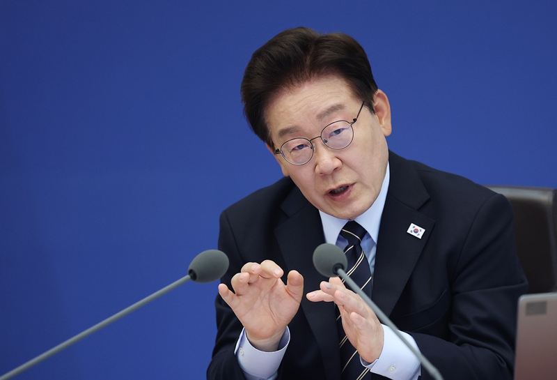 イ・ジェミョン大統領が先日20日、青瓦台で開かれた第22回国務会議兼第9回非常経済点検会議で発言している。（青瓦台通信写真記者団）