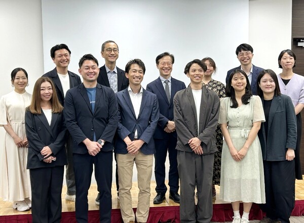社会的価値研究所(CSES)と日本ファンドレイジング協会(JFRA)、事業参加機関の関係者が先月27日、東京AP Tokyo Marunouchiで開催された「Outcome Fund for IMM(成果に基づく基金)」成果共有会を終えた後、記念撮影している。 / CSES提供
