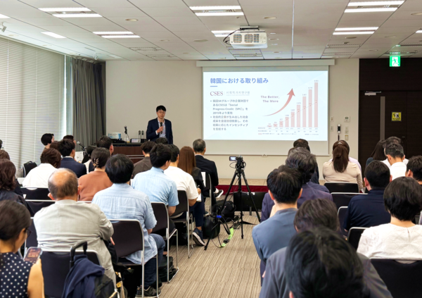 日本ファンドレイジング協会(JFRA)の関係者が先月27日、東京AP Tokyo Marunouchiで開催された「Outcome Fund for IMM(成果に基づく基金)」の成果共有会でSPC(Social Progress Credit、社会成果インセンティブ)モデルを紹介している。 / 社会的価値研究所(CSES)提供