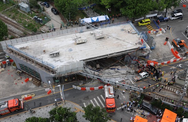 26日午後、ソウル・西大門区の西小門高架道路解体工事現場で崩落事故が発生し、消防隊員が人命救助作業を行っている。
