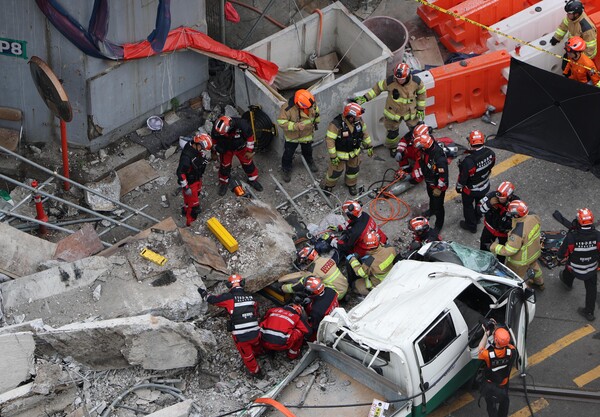 26日午後、ソウル・西大門区の西小門高架道路解体工事現場で崩落事故が発生し、消防隊員が人命救助作業を行っている。