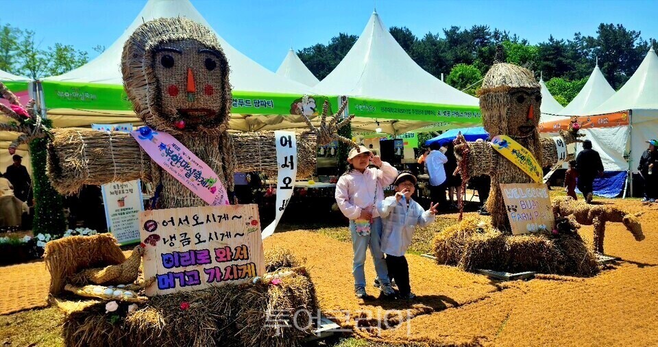 ブアンマシル祭で記念写真を撮る子どもたち／写真＝ツアーコリア