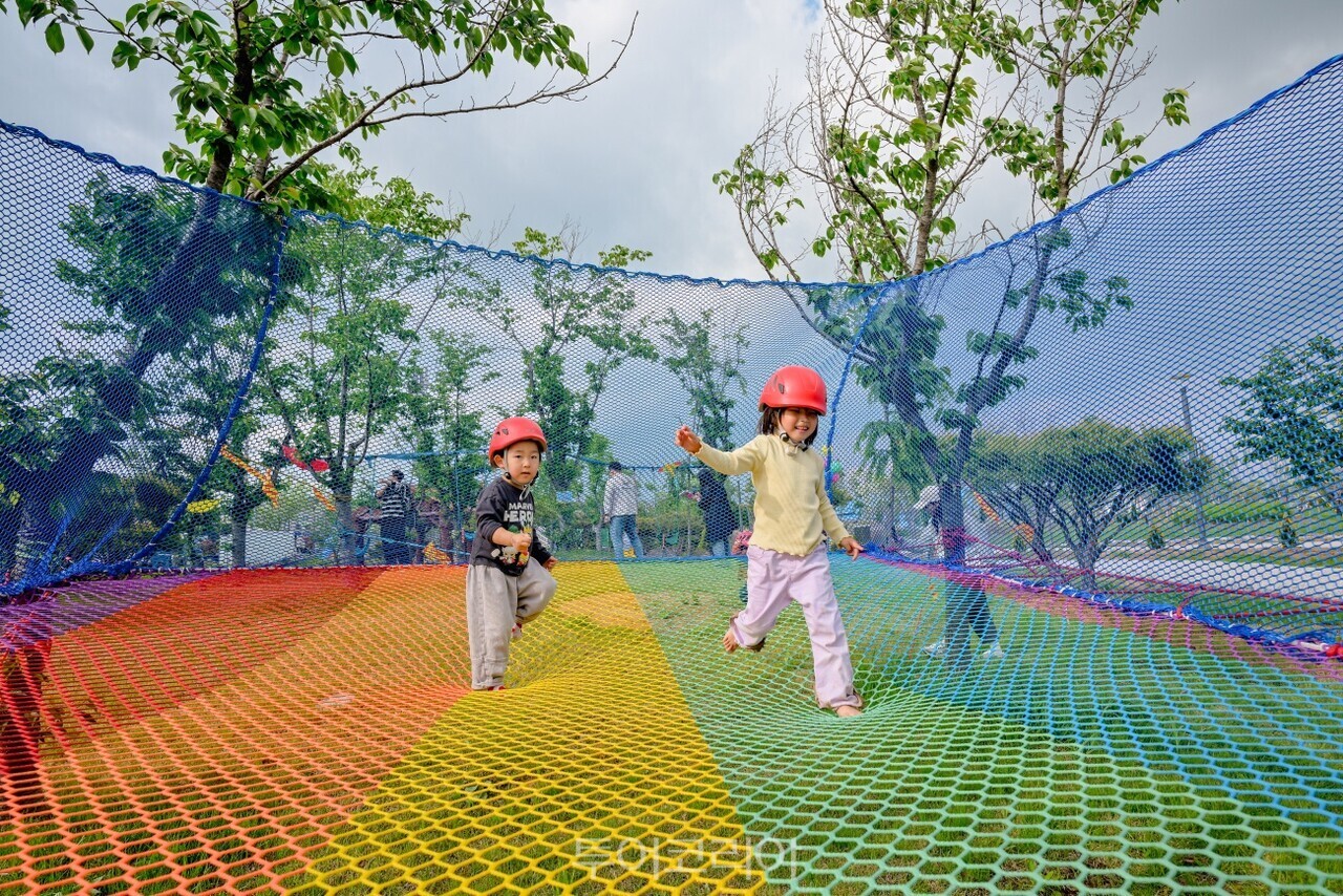 ブアンマシル祭で駆け回る子どもたち／写真＝ブアン郡