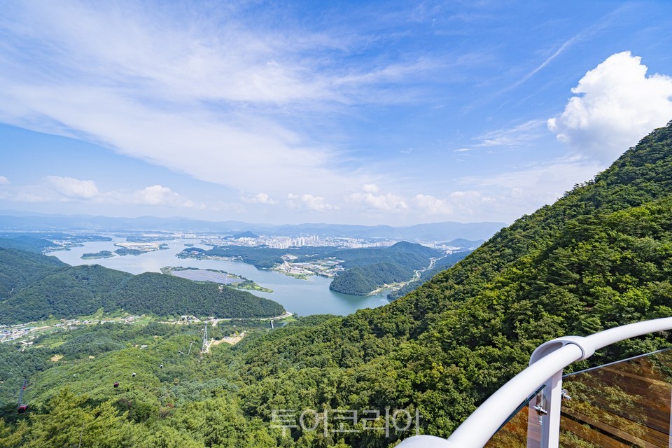 三悪山頂スカイウォークから見た義岩湖の全景/写真=春川市