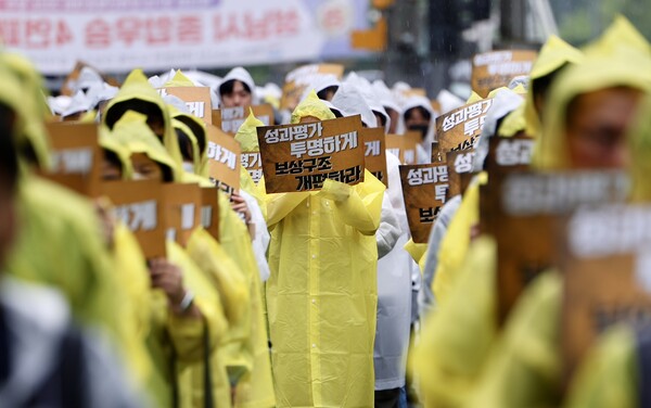 [Seongnam=Newsis] Reporter Kim Myeong‑nyeon = Members of the Kakao branch of the National Chemical Fiber Food Industry Labor Union held a rally and chanted slogans at Pangyo Station Plaza in Seongnam, Gyeonggi Province, on the 20th. 2026.05.20. kmn@newsis.com