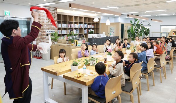 4日、セジョン市の人事革新処で開かれた「2026年 家族の月 職員子ども招待行事」に参加した子どもたちがマジックショーを観覧している。人事処提供
