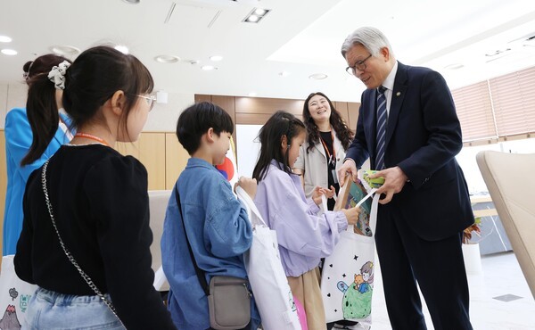 チェ・ドンソク人事革新処長が4日、セジョン市の政府セジョン庁舎で開かれた「2026年 家族の月 職員子ども招待行事」で事務室を訪れた子どもたちに記念品を手渡している。人事処提供