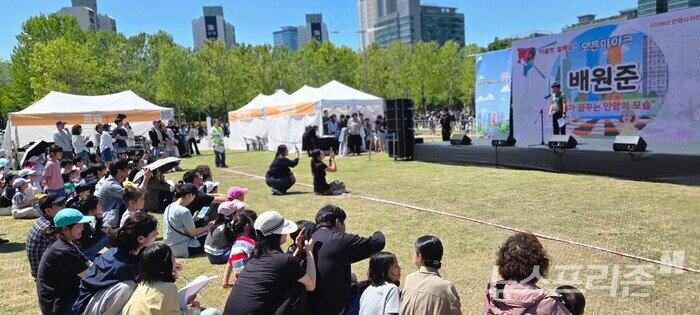 ピョンチョン中央公園で開催された「安養市子どもの日祭り」の現場で、自分が夢見る安養の姿を語るベ・ウォンジュン君が昆虫と生態系について発言している。（写真=キム・ヒョンム）
