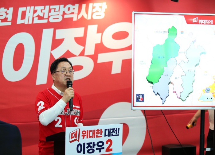 \"19日、大田・屯山洞の選挙事務所でイ・ジャンウ大田市長候補が市民スポーツのインフラ拡充公約を発表している。（写真＝キム・イルファン記者）\"