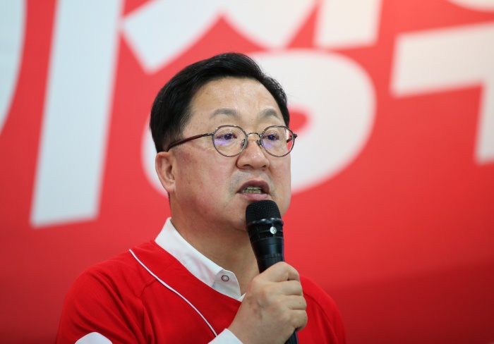 \"19日、大田・屯山洞の選挙事務所でイ・ジャンウ大田市長候補が市民スポーツのインフラ拡充公約を発表している。（写真＝キム・イルファン記者）\"