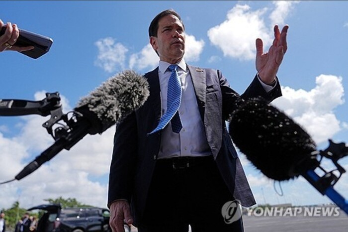 取材陣と会話するマルコ・ルビオ米国国務長官（写真＝聯合ニュース）