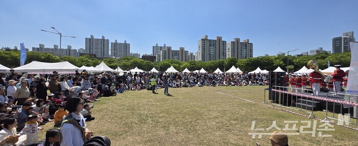 ピョンチョン中央公園で開催された「安養市子どもの日祭り」の現場で、市民たちが首都軍団軍楽隊の公演を観覧している。（写真=キム・ヒョンム）