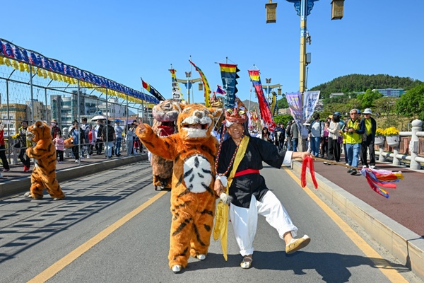 第68回ミリャンアリラン大祭期間中に行われた「リサイクル品交換イベント」で、子どもたちが持参した廃乾電池と牛乳パックを新しい電池と再生トイレットペーパーに交換している。（写真＝ミリャン市）