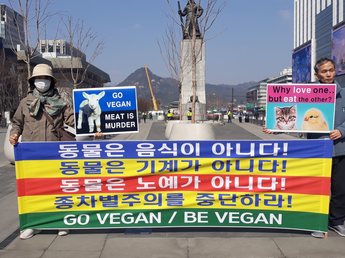 今年3月10日、ソウル・光化門の李舜臣像前で開かれた「動物は食べ物ではない」ビーガン菜食促進の記者会見。（写真＝ビーガンニュースDB）