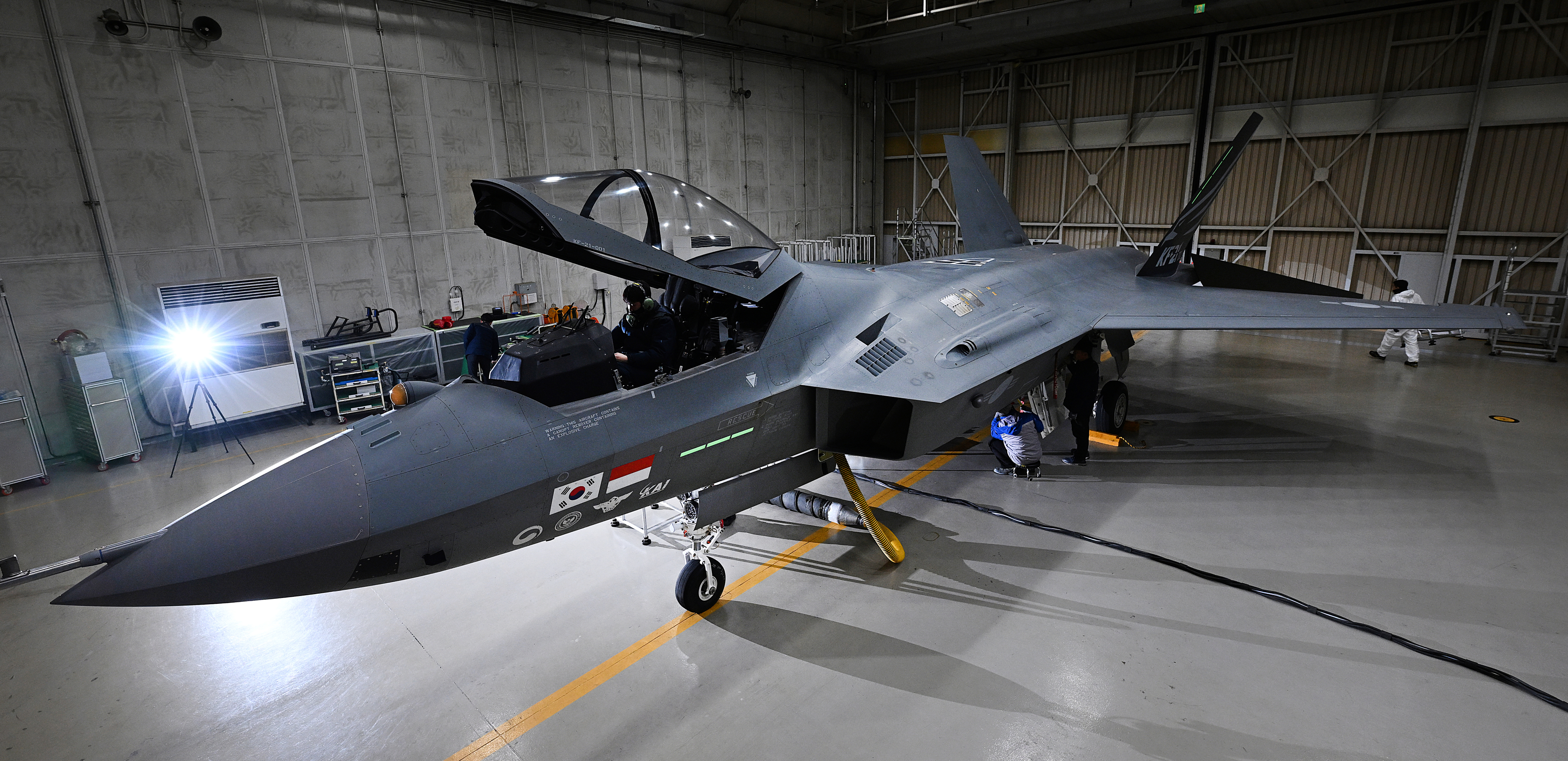 \"試験飛行を控えた超音速戦闘機KF-21の威容