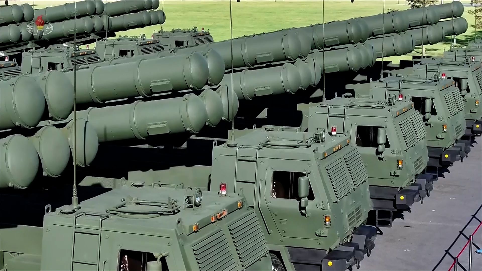 \"フォトタイム]北朝鮮、600mm新型ロケット砲50門贈呈式…党大会を前に武力誇示