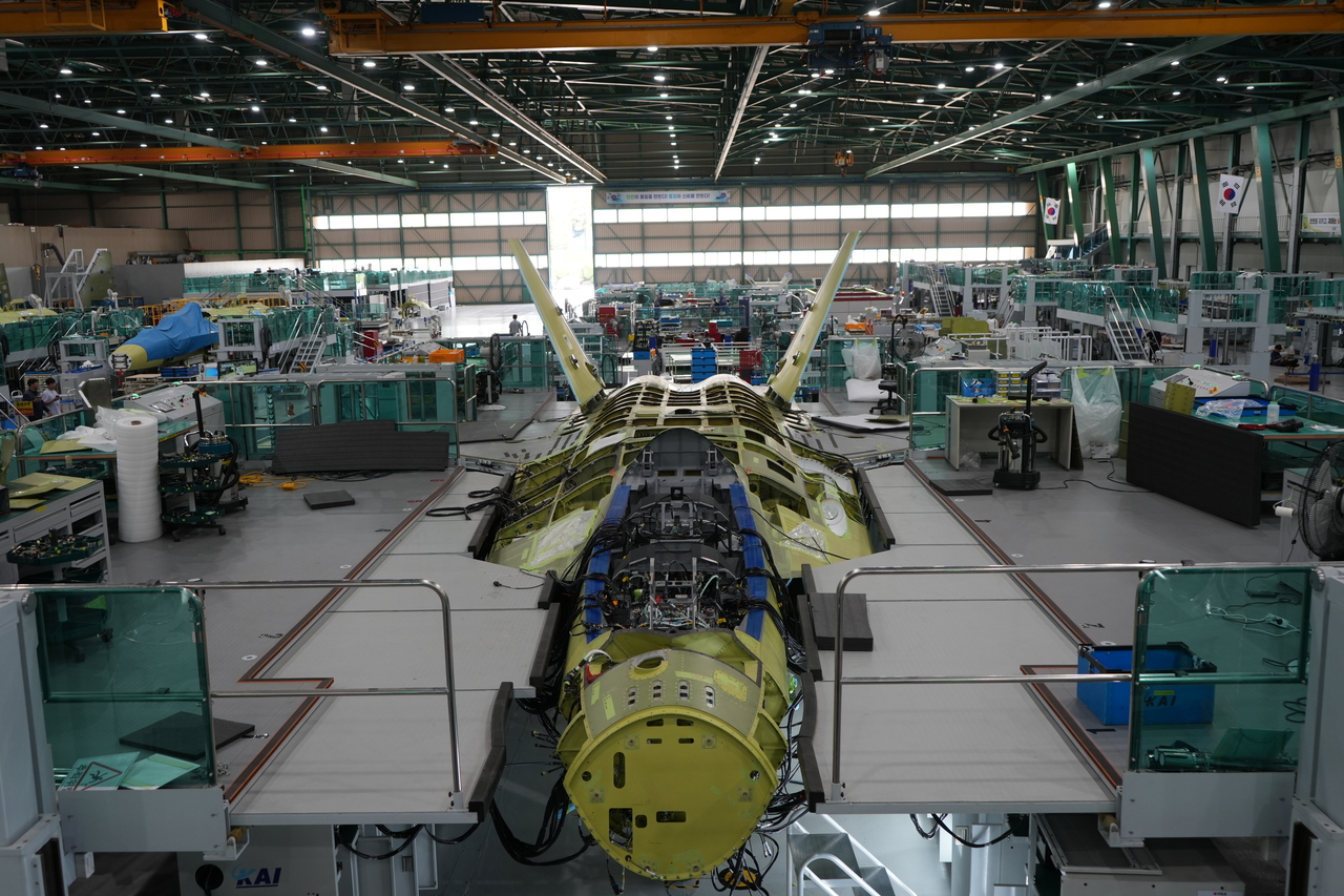 \"ついに韓国型戦闘機KF-21完成が目前に…量産1号機の組立開始
