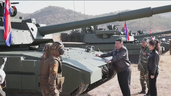 北朝鮮の金正恩、娘金主愛と新型戦車を動員した戦術訓練を参観