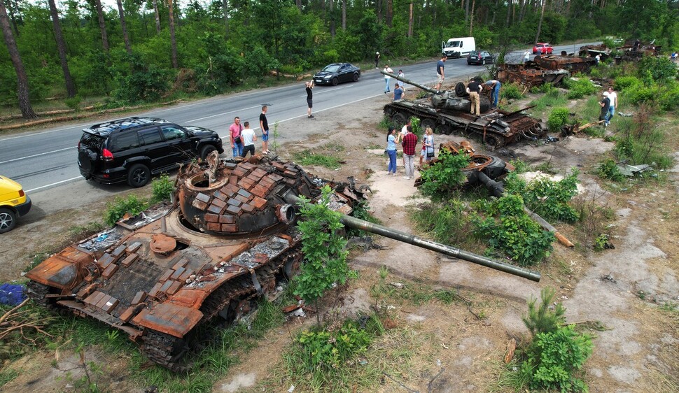 \"ロシア軍の戦車に乗るウクライナの子どもたち…「片付けないで」