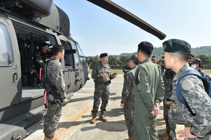 \"合参議長、陸軍航空団や最前線GPを訪れ、敵と戦って勝つ兵士のDNAを強調
