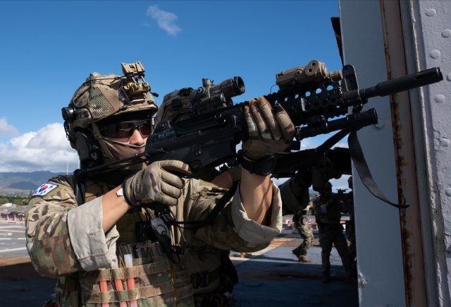\"海軍特殊戦団(UDT)は敵を制圧せよ[清渓川そば写真館]｜동아일보\"