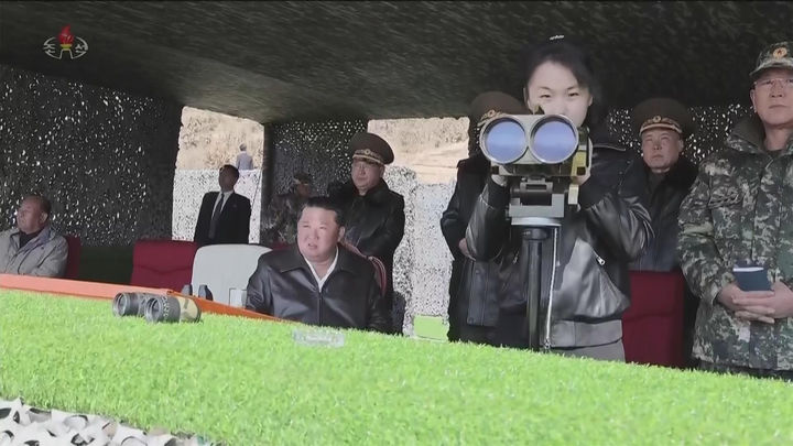 北朝鮮の金正恩、娘金主愛と新型戦車を動員した戦術訓練を参観