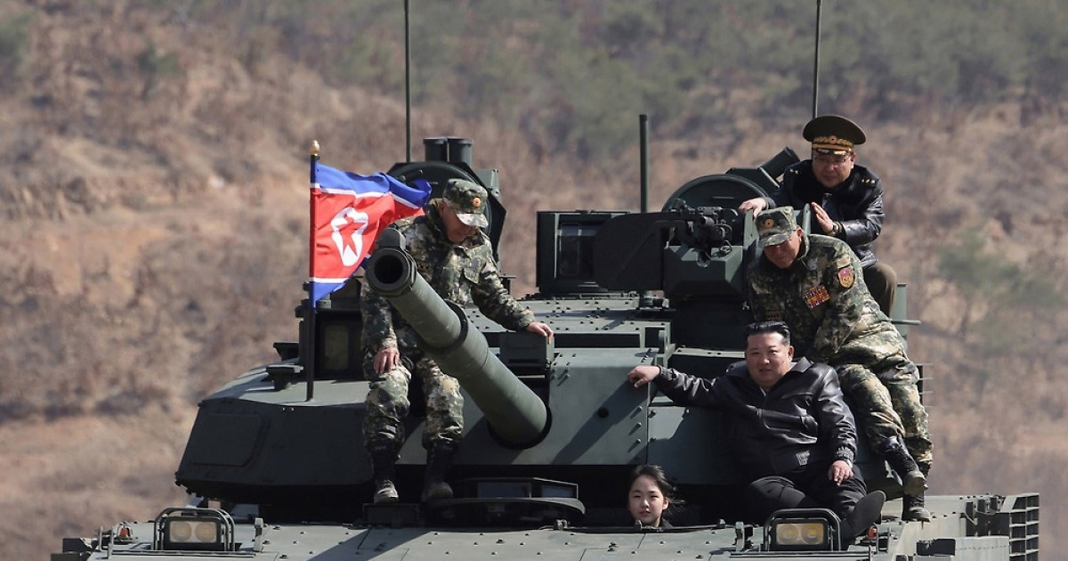 金主愛が操縦する新型戦車に乗る金正恩「戦争準備完成」