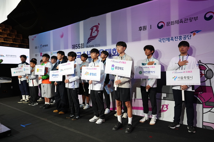 全国少年体育大会のeスポーツ種目に出場した選手たちが23日、釜山・鎮区の釜山eスポーツ競技場で行われた開会式に参加している。写真｜韓国eスポーツ協会