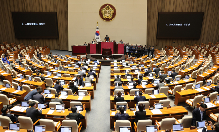 7日、ウ・ウォンシク国会議長が5月臨時国会第1回本会議で、大韓民国憲法改正案が国民の力議員の採決欠席により議決定足数に満たず、投票が成立しないと宣言している。写真｜聯合ニュース