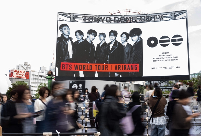 \"BTSの『アリラン（ARIRANG）』の事例のように、ショートフォームで喚起された関心は音源プラットフォーム、OTT、グローバルファンダムプラットフォームへと滑らかにつながり、ひとつの巨大な『統合IP流通ハブ』を形成している。写真は東京で行われるBTSの初のワールドツアー『アリラン』開始を前に、東京ドームに並ぶファンの様子。写真｜AFP＝聯合ニュース\"