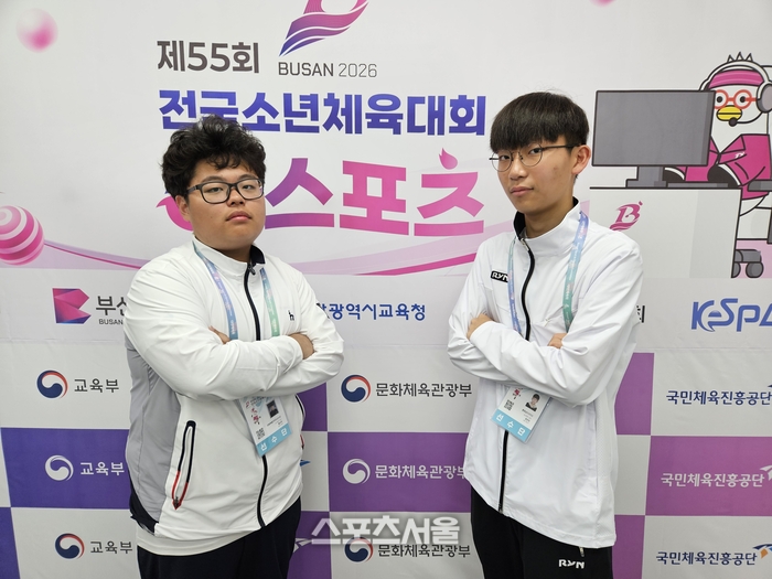 全国少年体育大会のeスポーツFCオンライン個人戦決勝に進出した江原のホン・ソクウ（左）と忠南のチェ・ヒョヌが23日、釜山・鎮区の釜山eスポーツ競技場で1日目のスケジュールを終え、取材陣のインタビュー後にポーズを取っている。釜山｜カン・ユンシク記者 skywalker@sportsseoul.com