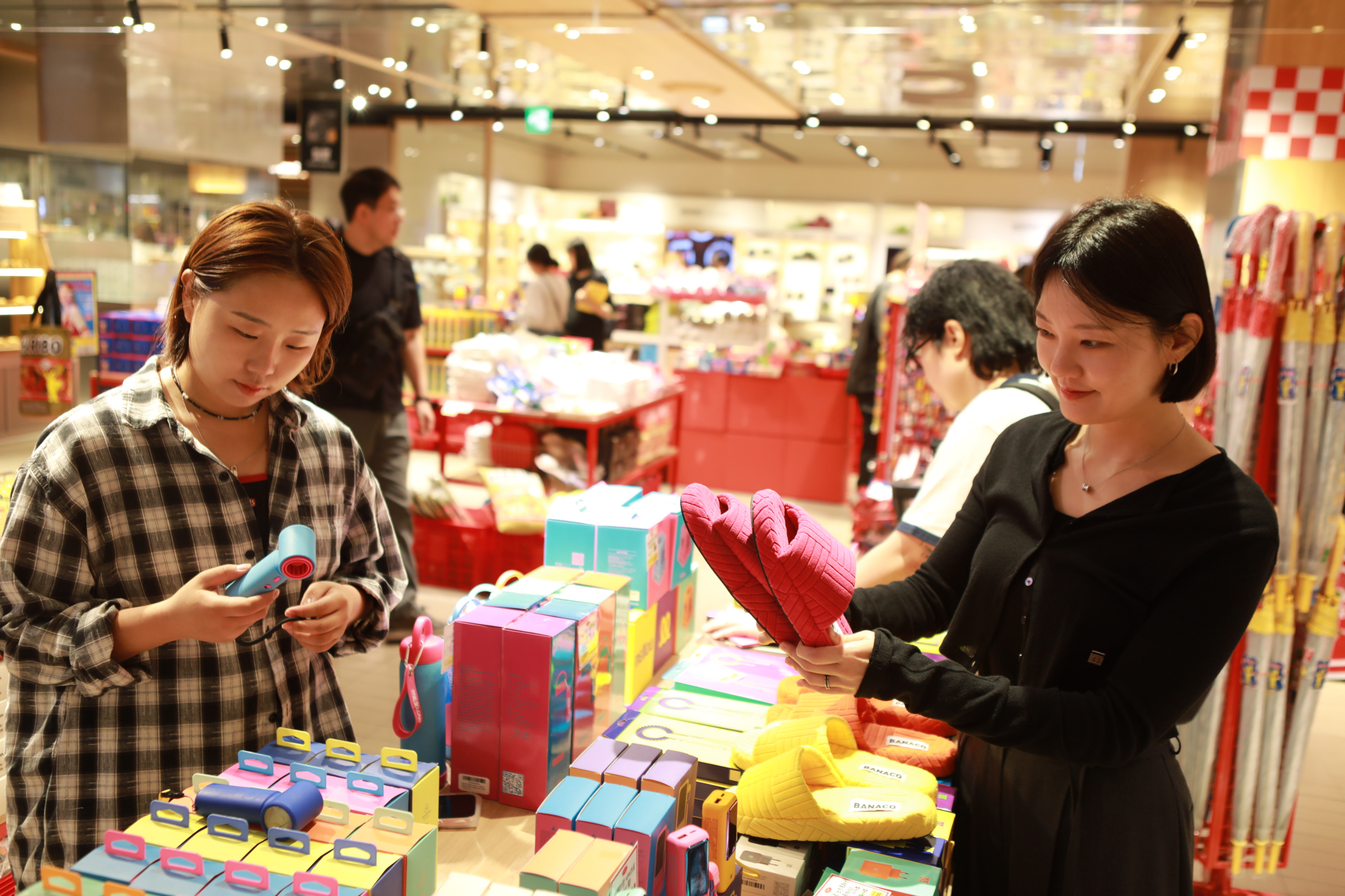 ロッテ百貨店光州店地下1階「グロサリースタッフ」ポップアップ会場を訪れた女性客が、自分に合うグッズを選んでいる／写真＝ロッテ百貨店広報3チーム提供