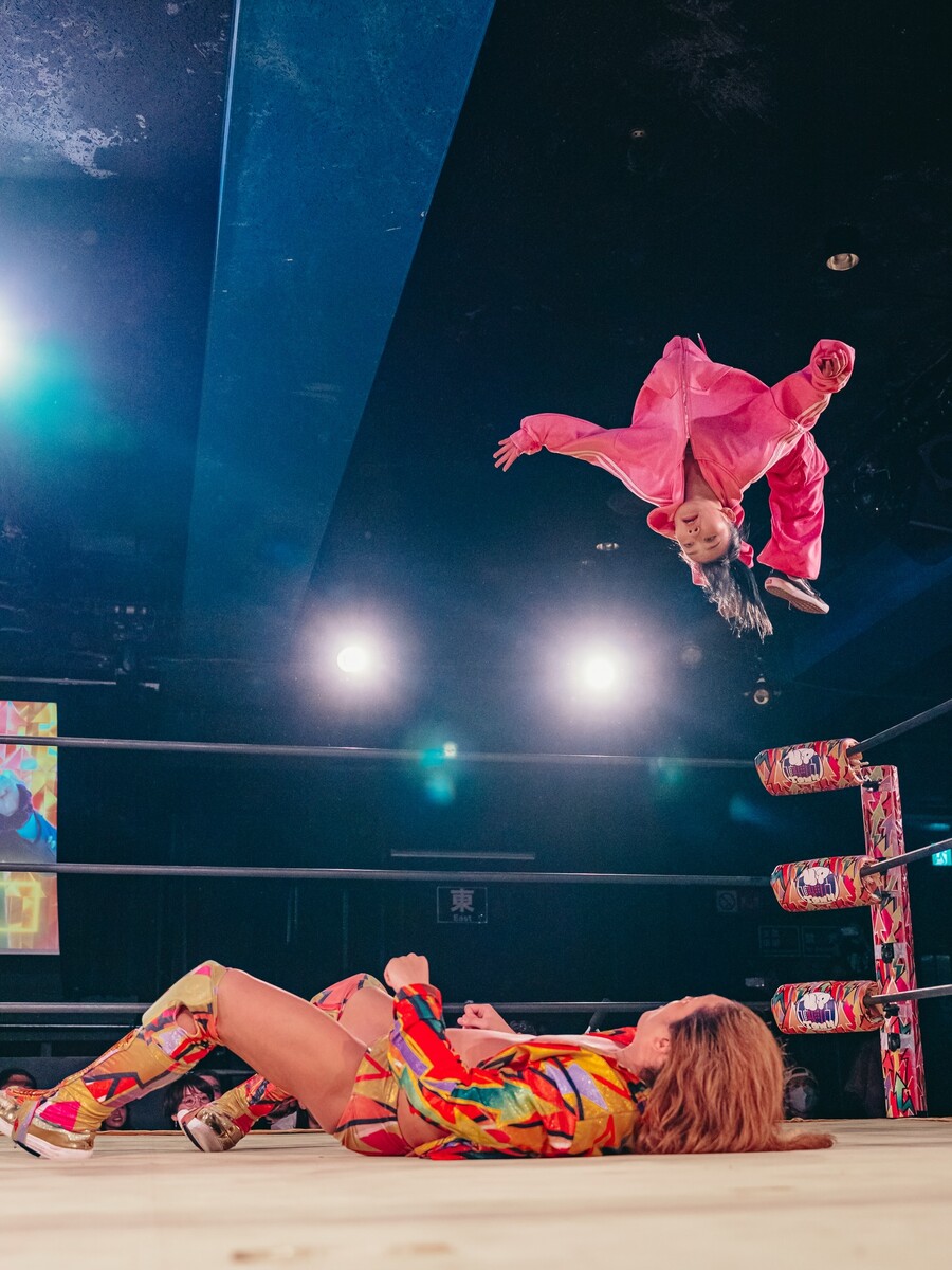 ▲ 日本女子プロレス界に17歳の超新星が登場。プロレス団体『アップタウン』でデビューの夢を叶えた現役高校生レスラー、サイラ（右）がファンの注目を集めている。ⓒ 「dragon000stop」 SNS\