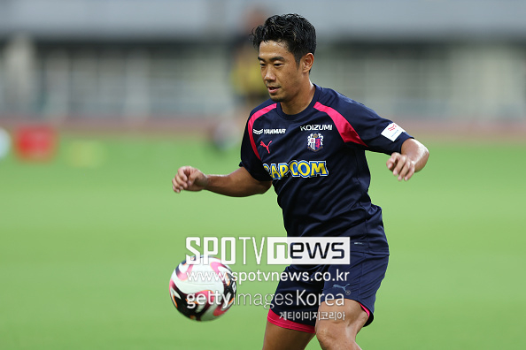 武藤と香川の海でのポーズ