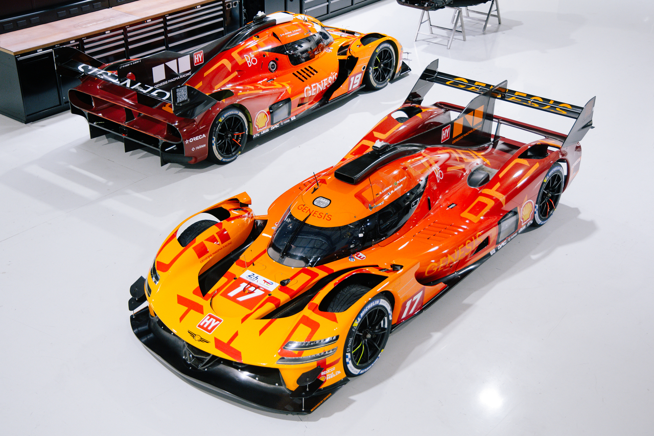 ジェネシス・マグマ・レーシングのGMR-001ハイパーカーがル・マン24時間デビューを前に公開された特別リバリーをまとった様子。マグマオレンジから濃い赤へ移るグラデーションとハングルの「마그마（マグマ）」レタリングが特徴だ。［ジェネシスマグマレーシング提供］