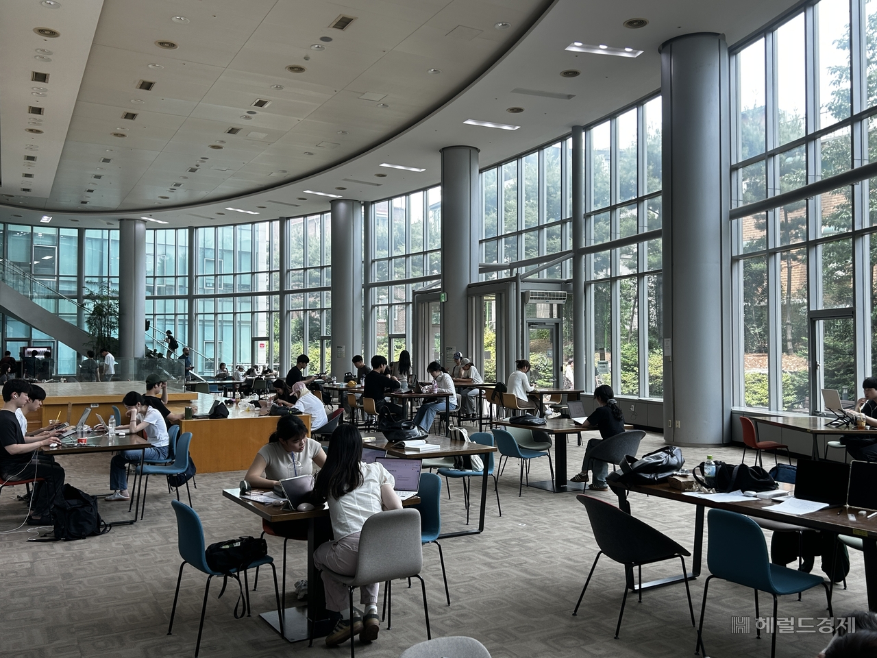 先月29日午後、ソウル鍾路区成均館大学の学生ラウンジの全景。時間が経つと4人用テーブルは学会プロジェクト会議をする学生で埋まる。イ・ジュニョン見習い記者