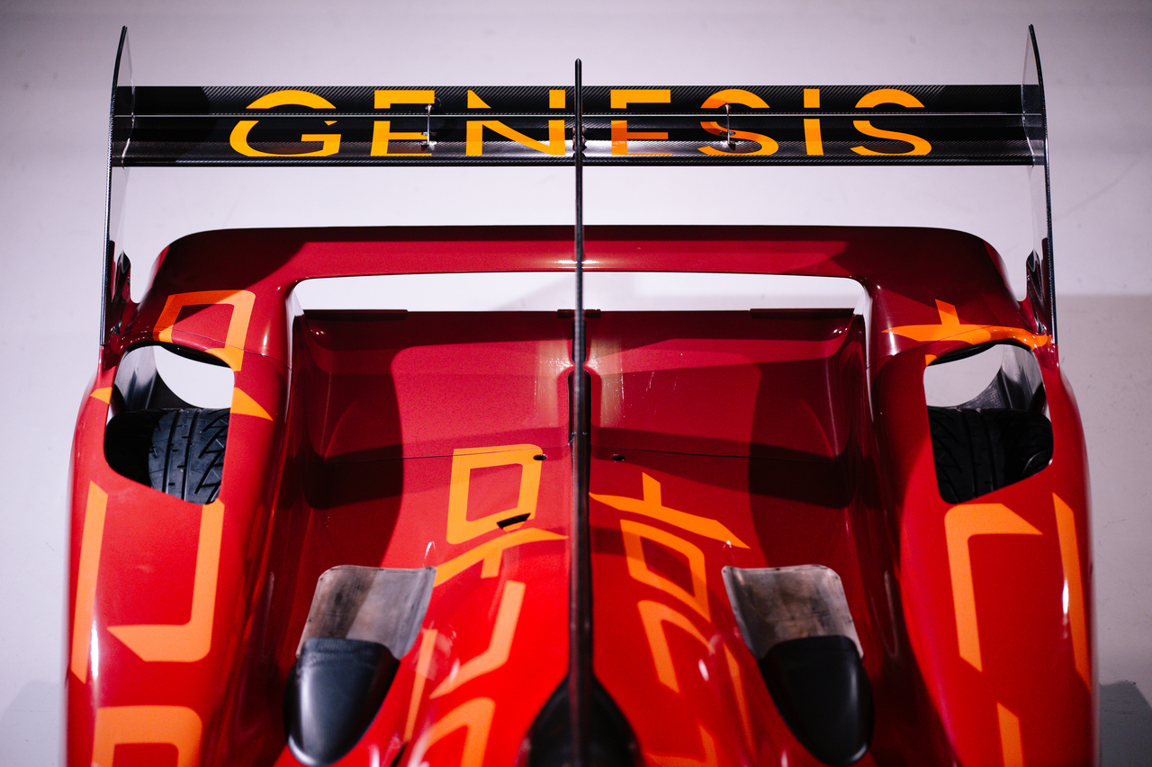 ジェネシス・マグマ・レーシングのGMR-001ハイパーカーがル・マン24時間デビューを前に公開された特別リバリーをまとった様子。マグマオレンジから濃い赤へ移るグラデーションとハングルの「마그마（マグマ）」レタリングが特徴だ。［ジェネシスマグマレーシング提供］