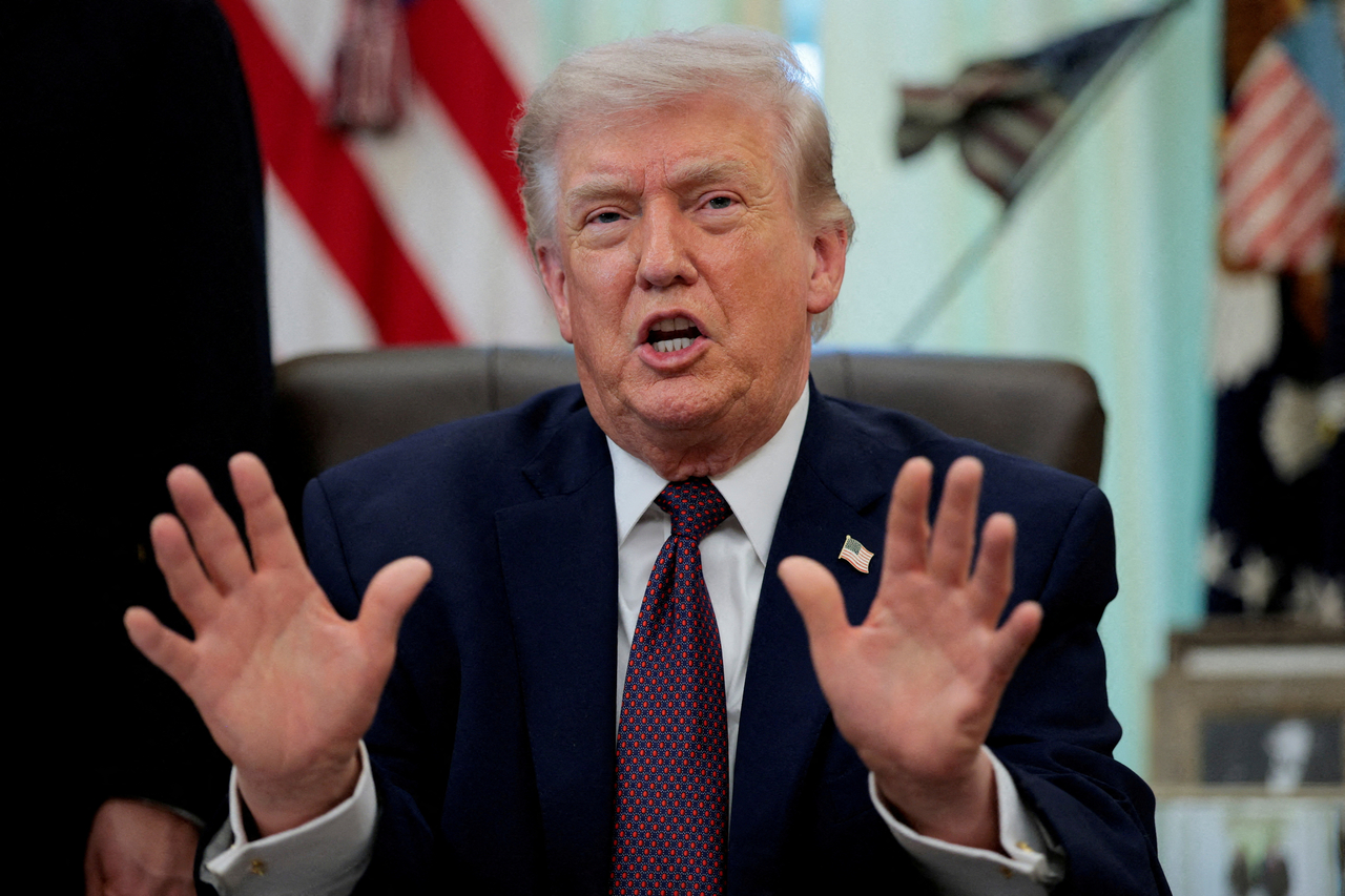 \"ドナルド・トランプ米大統領は31日（現地時間）、ホワイトハウスの執務室で取材陣と会話している。[ロイター]\"