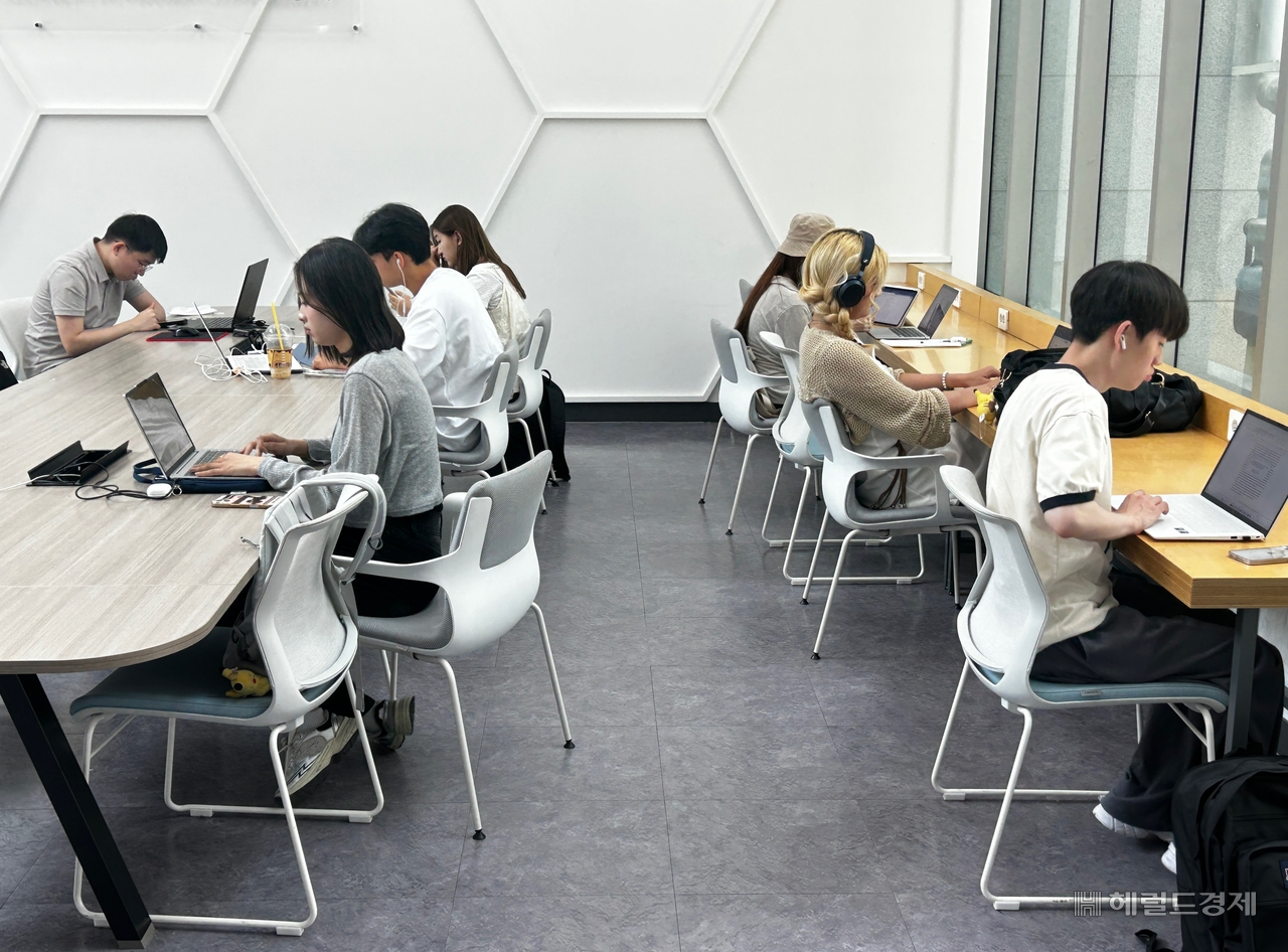 1日午後12時30分ごろ、成均館大学の学生ラウンジには昼休みでも勉強する学生たちが集まっている。イ・ジュニョン見習い記者