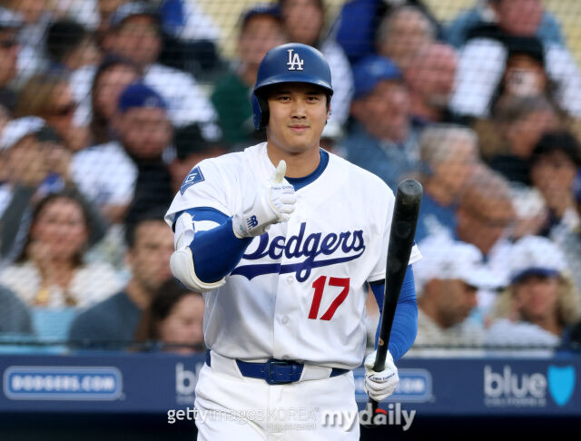 大谷翔平が親指を立てている。/ゲッティイメージズコリア