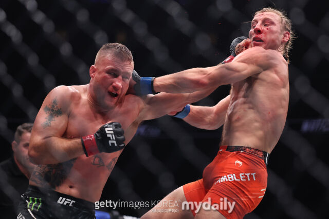 ゲイジ(左)が1月25日のUFC 324でパディ・パムブリットにパンチを当てている。 /ゲッティイメージズコリア