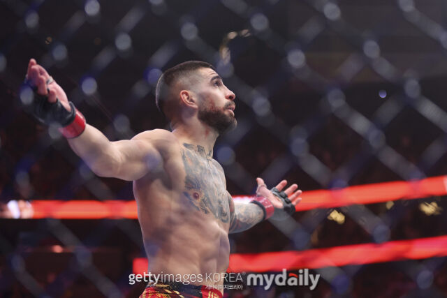 昨年6月29日に行われたUFC 317でチャールズ・オリベイラを破り、セレモニーをするトプリア。 /ゲッティイメージズコリア