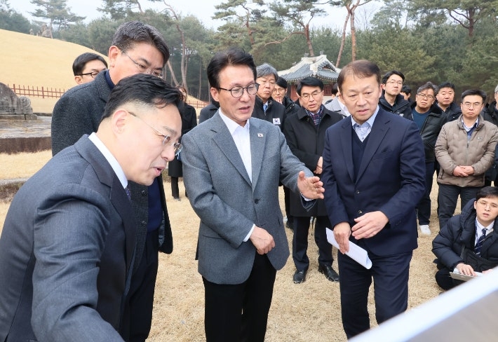 \"2月13日、都市住宅供給対策の現場点検でソウル・ノウォン区の現場を訪れたキム・ミンソク国務総理が、パク・ドンソンLH国土都市本部長からソウル・テヌン公営住宅地区の用地現況報告を受けている。キム総理はこの日「文化遺産影響評価も隙なく準備しろ」と指示した。聯合ニュース\"